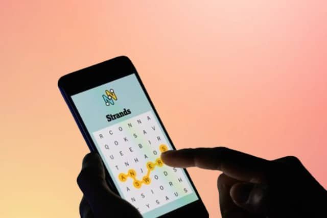 Visual display of popular crossword apps for Android, with Strands Game featured as a top choice.