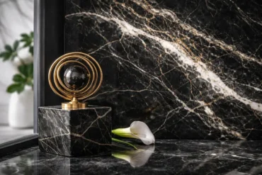 Marmol Negro Brasil black marble slab used in a modern kitchen island