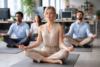 Práctica de Yoga Estilismo Laboral session improving posture, calm, and workplace balance in a modern professional setting