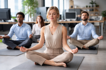 Práctica de Yoga Estilismo Laboral session improving posture, calm, and workplace balance in a modern professional setting
