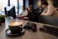 Cafeterías Gourmet Series Online Torneos de Esports gaming café with players competing in an online tournament