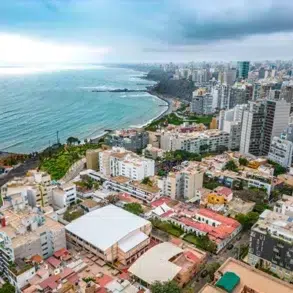 Aerial view of the Pacific Ocean alongside the Barranco district in Lima, Peru. / ©SHUTTERSTOCK