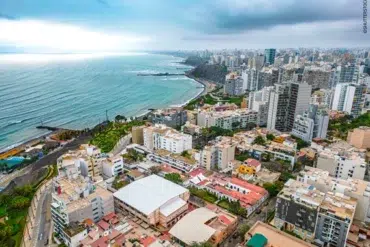 Aerial view of the Pacific Ocean alongside the Barranco district in Lima, Peru. / ©SHUTTERSTOCK